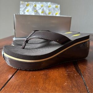 Volatile Platform Sandals / Flip-flops All Day Comfort Size 9